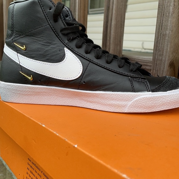 Athletic_Shoes